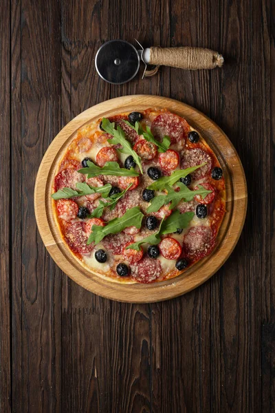 Deliciosa Pizza Cortada Trozos — Foto de Stock