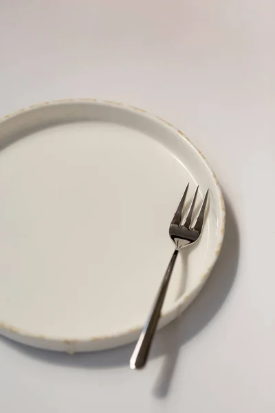 Beyaz Arka Planda Boş Tatlı Tabağı Çatal Yemek Konsepti — Stok fotoğraf