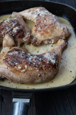 Tavada ızgara tavuk.