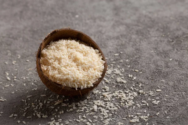 Noce Cocco Tritata Con Scaglie Cocco Uno Sfondo Grigio Cemento — Foto Stock