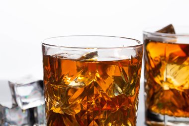 Buzlu eski moda bardaklarda viski, yakın çekim.