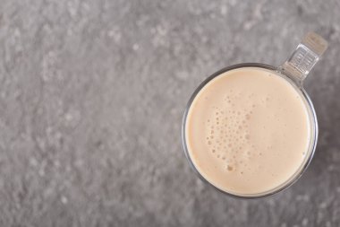 Gri arkaplanda ayran ya da ekşi süt bardağı