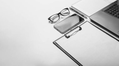 Bilgisayarlı iş ve ofis konsepti ve beyaz arkaplanlı akıllı telefon ve kopya alanı