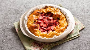 Çilekli nefis pişmiş tart. Boşluğu kopyala, üst görünüm.