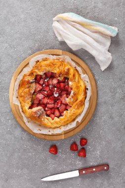 Masanın üzerine çilekli turta yakın plan. Çilekli turta açıldı..