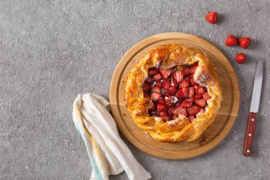 Masanın üzerine çilekli turta yakın plan. Çilekli turta açıldı..