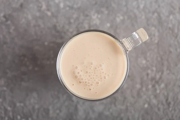 Чашка Айраном Кислым Молоком Сером Фоне — стоковое фото