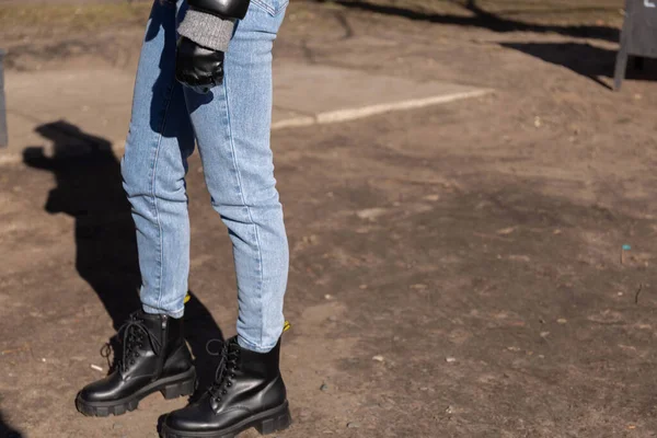 Beine Von Jugendlichen Jeanshosen Und Dunklen Schuhen — Stockfoto