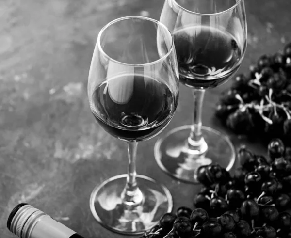 Vinho Tinto Copos Mesa Foto Preto Branco — Fotografia de Stock