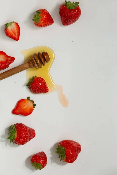 Erdbeere Und Honig Isoliert Auf Weißem Hintergrund — Stockfoto