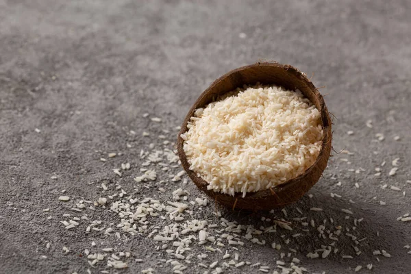 Noce Cocco Tritata Con Scaglie Cocco Uno Sfondo Grigio Cemento — Foto Stock