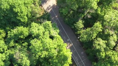 Liman, plaj ve binaları olan bir Avrupa deniz kenti sahil şeridinin hava manzarası.