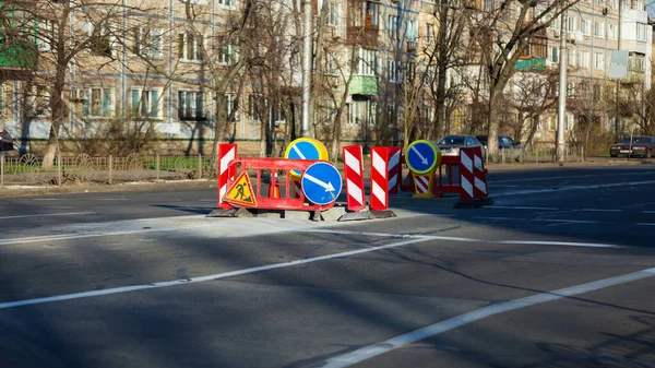 Κοντινό Πλάνο Των Οδικών Πινακίδων Στην Έννοια Των Εργασιών Επισκευής — Φωτογραφία Αρχείου