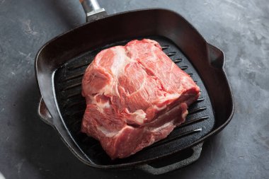 Kızartma tavasındaki çiğ et parçası