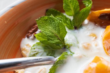 Meyve ve yulaf ezmeli kahvaltı..