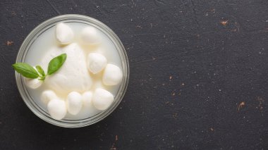 Masadaki kasede Mozzarella peyniri