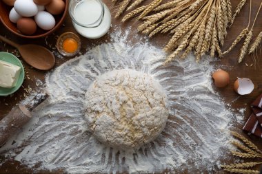 Bir kadın salgın sırasında fırında hamur yoğuruyor..