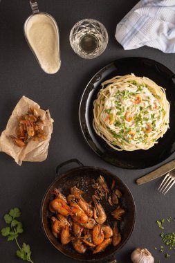 Kızarmış karides ve beyaz soslu makarna.