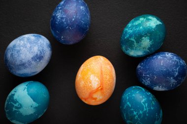 Paskalya yumurtaları siyah arka planda kapanıyor