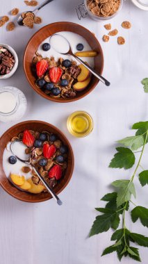 Çilekli mısır gevreği, yabanmersini, yoğurt ve bal.