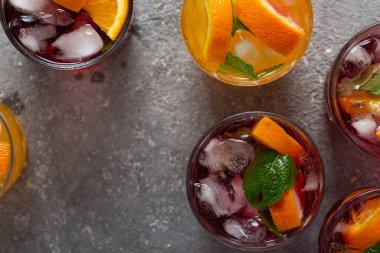 Yaz kokteylleri, meyve ve buzlu içecekler.
