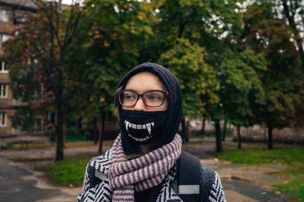 Maskerad Tonåring Flicka Koronapandemi — Stockfoto