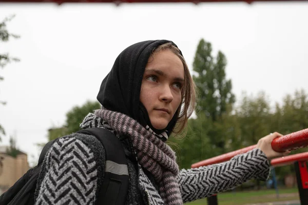 Teenager Herbstkleidung Auf Einer Straße Der Stadt — Stockfoto