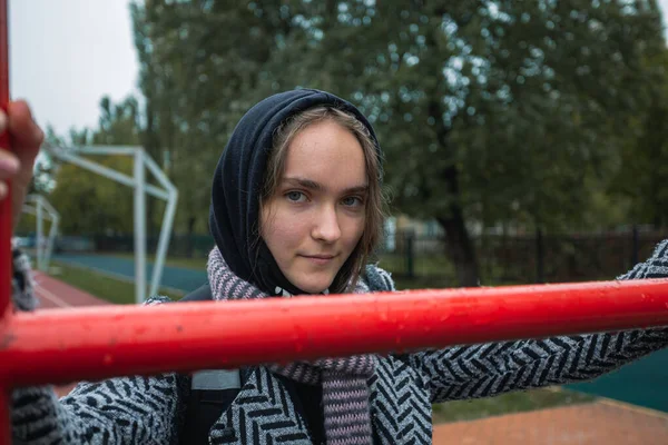 Adolescente Menina Roupas Outono Uma Rua Cidade — Fotografia de Stock