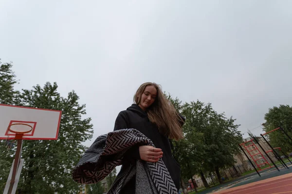 Adolescente Menina Roupas Outono Uma Rua Cidade — Fotografia de Stock