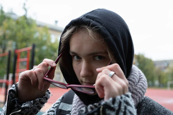 Ragazza Adolescente Abiti Autunnali Una Strada Della Città — Foto Stock