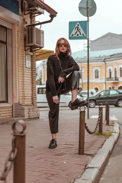 Modische Extravagante Mädchen Auf Einem Spaziergang — Stockfoto