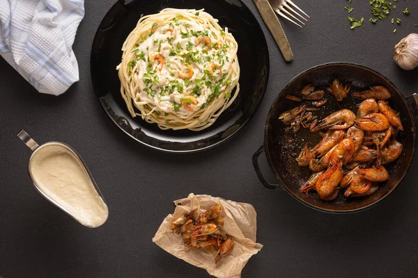 Kızarmış karides ve beyaz soslu makarna.