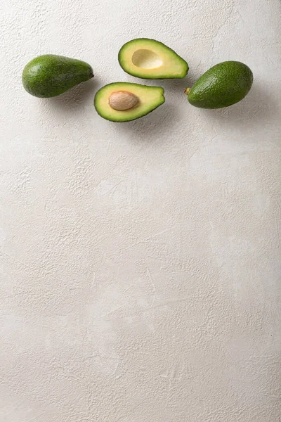 Avocado Lichte Betonnen Achtergrond — Stockfoto