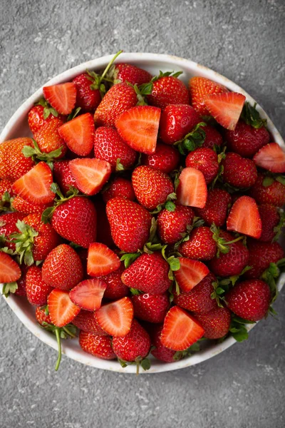 Reife Köstliche Erdbeeren Auf Einem Weißen Teller — Stockfoto