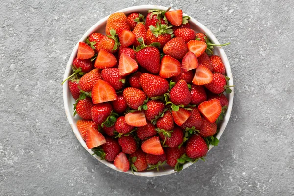 Reife Köstliche Erdbeeren Auf Einem Weißen Teller — Stockfoto