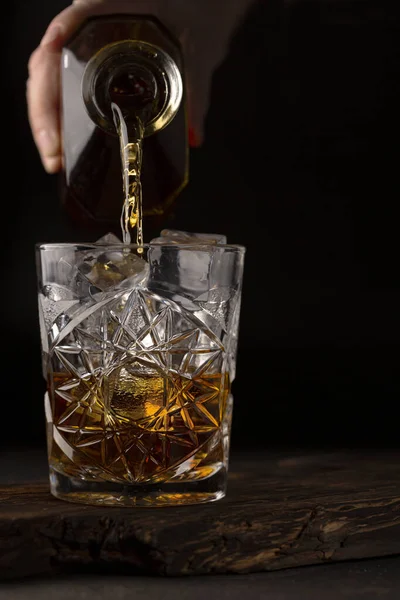 Whiskey Oder Cognac Wird Ein Altmodisches Glas Gegossen — Stockfoto