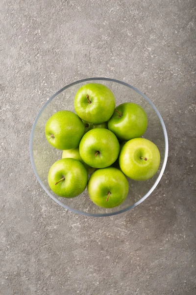 Reife Grüne Äpfel Einer Schüssel Auf Grauem Hintergrund — Stockfoto