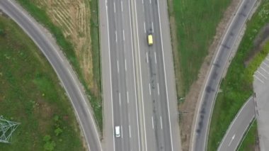 Araç kavşağı 4K İHA video Mavic 2 profesyonel araba pisti hareket halindeki arabalarla