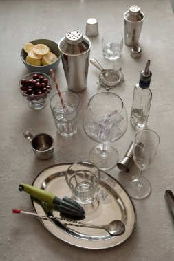 Kokteyller ve içecekler için bar hazır.