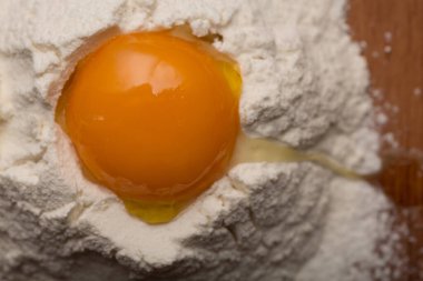 Beyaz un ve kır yumurtalarından hamur yapmak. Özgün tarif kavramı