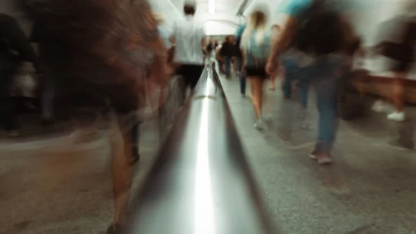 地下道における人のぼやけた動きの抽象的な背景 アブストラクション モーションブラー — ストック写真