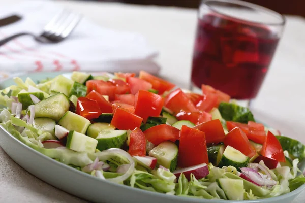 Tavolo Pranzo Con Insalata Verdure Vino Rosso Bicchiere — Foto Stock