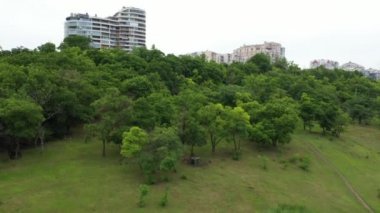 Mavic 2 adlı bir insansız hava aracının plajları ve modern bir şehrin dinlenme alanı ile ilgili 4K görüntüsü.