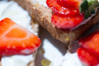 Sağlıklı kahvaltı, tereyağlı çilekli tost.