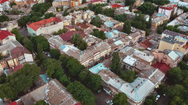 Modern bir Avrupa şehrinin eski merkezinin bir yaz günü havadan çekilmiş fotoğrafı.