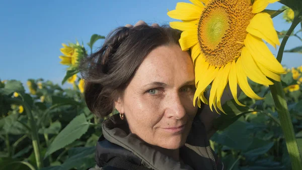 Frau Mittleren Alters Posiert Frühen Morgen Sonnenblumen — Stockfoto