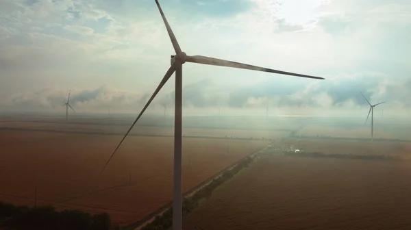 Eko Energetická Koncepce Větrnou Turbínou Zblízka Nízké Oblačnosti — Stock fotografie