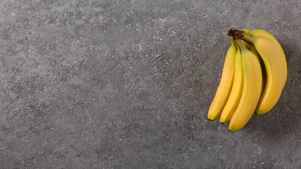 Ramo Bananas Maduras Concreto Cinza Com Espaço Cópia Close — Fotografia de Stock