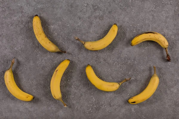 Rama Plátanos Maduros Hormigón Gris Con Espacio Copia Primer Plano — Foto de Stock