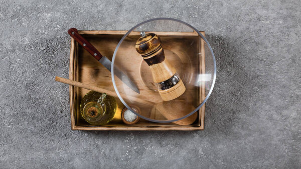 Салат посуда и специи на кухонном столе, крупный план